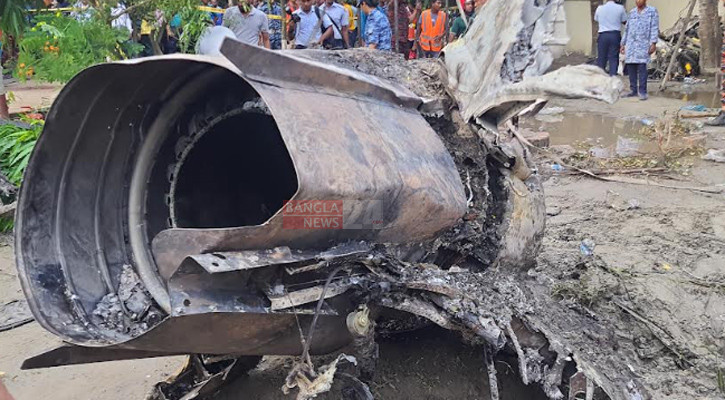 মাইলস্টোনে বিমান বিধ্বস্তের তদন্ত প্রতিবেদন প্রধান উপদেষ্টার কাছে হস্তান্তর