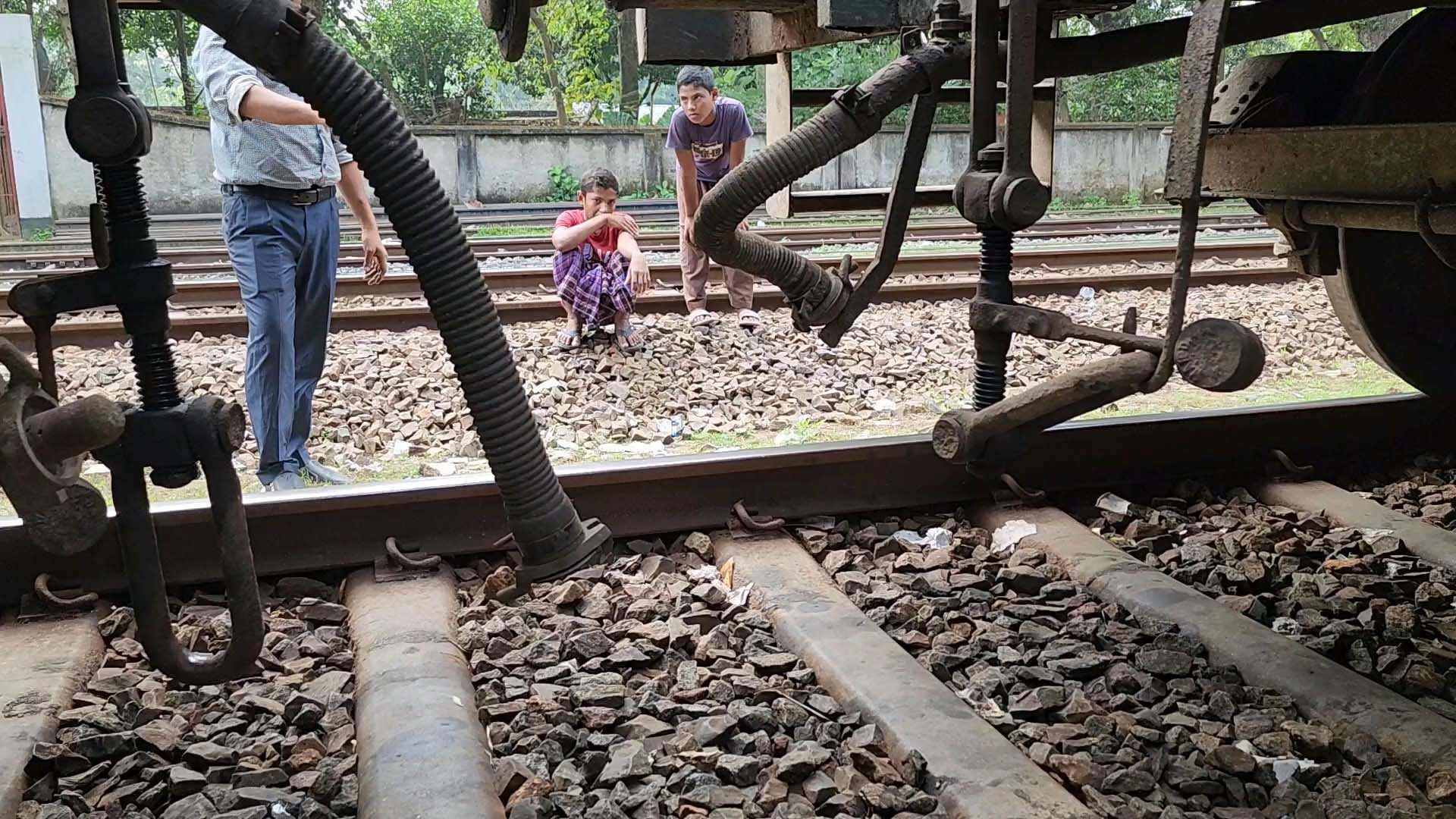 ঝিনাইদহে ট্রেনের লাগেজভ্যানের স্প্রিং ভেঙে ট্রেন চলাচল ব্যাহত