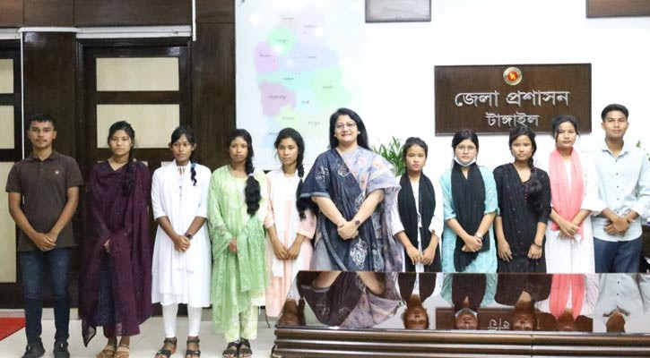 টাঙ্গাইলে কোচ সম্প্রদায়ের শিক্ষার্থীদের পাশে দাঁড়ালেন ডিসি