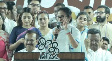 এসআইআর বিরোধিতার মিছিলে মমতা, সমর্থনে পথে শুভেন্দু