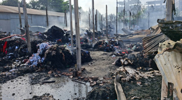 গাজীপুরে আগুনে পুড়লো ৭ ঝুট গুদাম