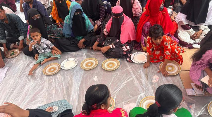 বরিশালে সন্তান নিয়ে সড়কে শ্রমিকদের অবস্থান কর্মসূচি