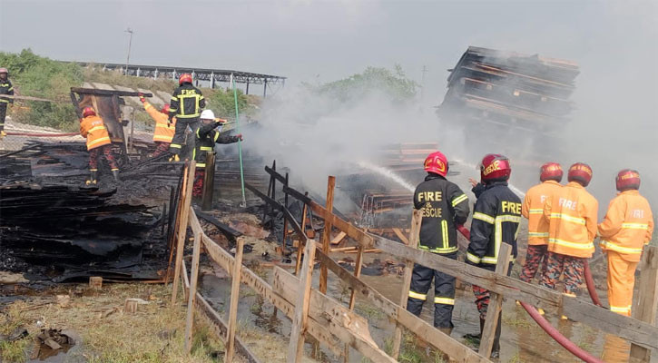 রূপপুর পারমাণবিক বিদ্যুৎকেন্দ্রে কাঠের ময়লার স্তূপে আগুন