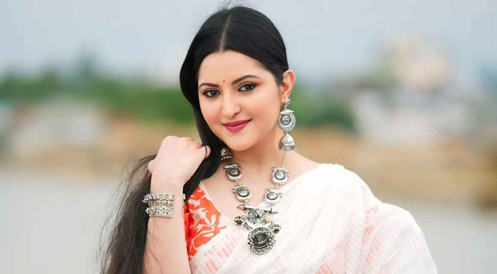 নিজের পঞ্চাশ বছরে লুক দেখার অপেক্ষায় আছি: পরীমণি