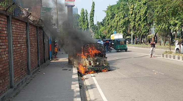 হাতিরঝিলে চলন্ত অটোরিকশায় আগুন, প্রাণে বাঁচলেন ৩ জন