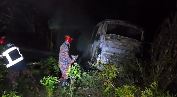 নলছিটিতে সড়ক দুর্ঘটনায় র‌্যাব সদস্যসহ নিহত ২, বাসে আগুন