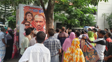 হাসপাতালের সামনে সিনেমার প্রচারণায় ‘খাবার বিতরণ’, বিরূপ প্রতিক্রিয়া