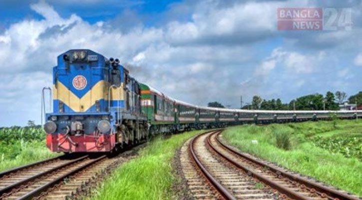 ছিনতাইকারীদের ধাক্কায় চলন্ত ট্রেনের ছাদ থেকে পড়ে যুবক আহত