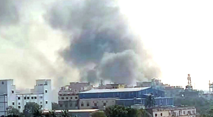 টঙ্গীতে তুলার গুদামে আগুন, নিয়ন্ত্রণে ৭ ইউনিট