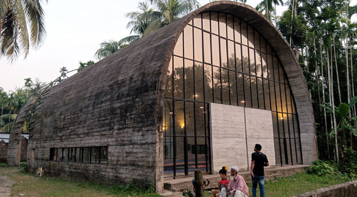 সবুজ প্রকৃতির মাঝে মনোমুগ্ধকর ‘টানেল’ মসজিদ