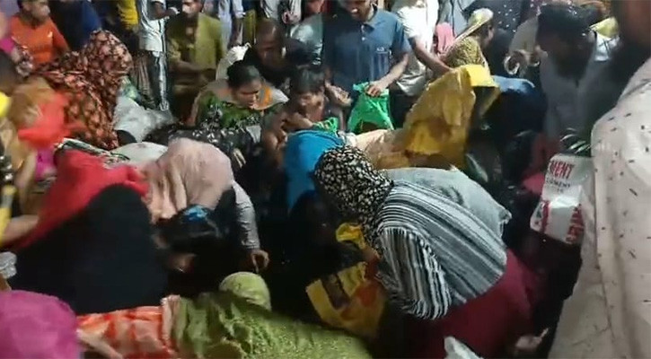 বরিশাল মৎস্য বিভাগের জব্দ করা জাটকা লুট