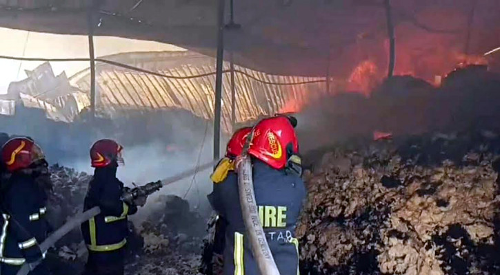 টঙ্গীতে তুলার গুদামের আগুন নিয়ন্ত্রণে