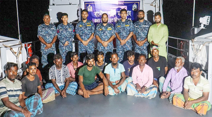 ইঞ্জিন বিকল, সাগরে ভাসতে থাকা ১৩ জেলে উদ্ধার