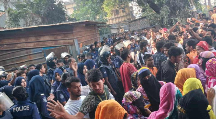 বাইরে থেকে গেঞ্জি আনায় বেতন কর্তন, শ্রমিকদের সড়ক অবরোধ