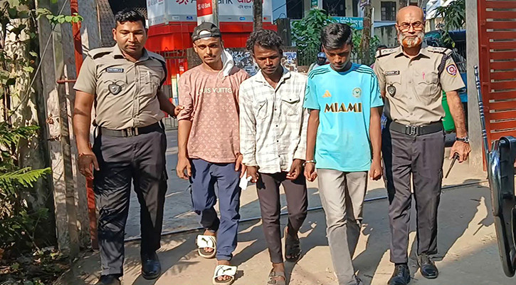 তিন মাদকসেবী ম্যাজিস্ট্রেটের হাতে ধরা, কারাদণ্ড