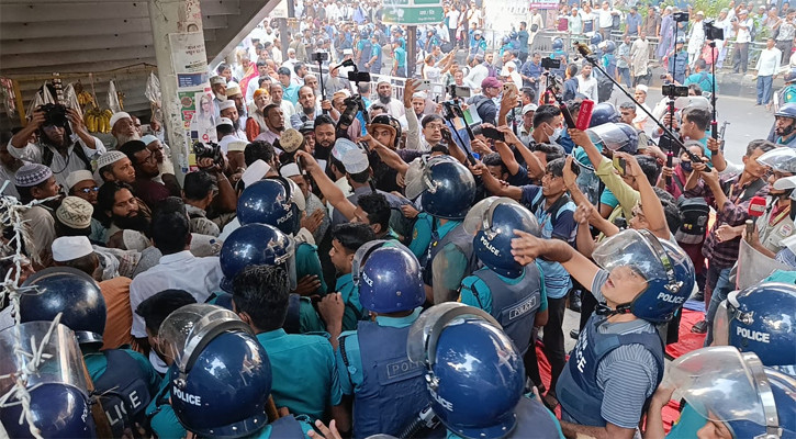 সচিবালয় অভিমুখে শিক্ষকদের মিছিলে বাধা, সাউন্ড গ্রেনেড নিক্ষেপ
