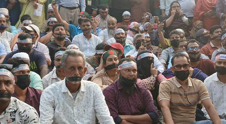 মুখে কালো কাপড় বেঁধে শিক্ষকদের প্রতিবাদ, কর্মবিরতি চলবে