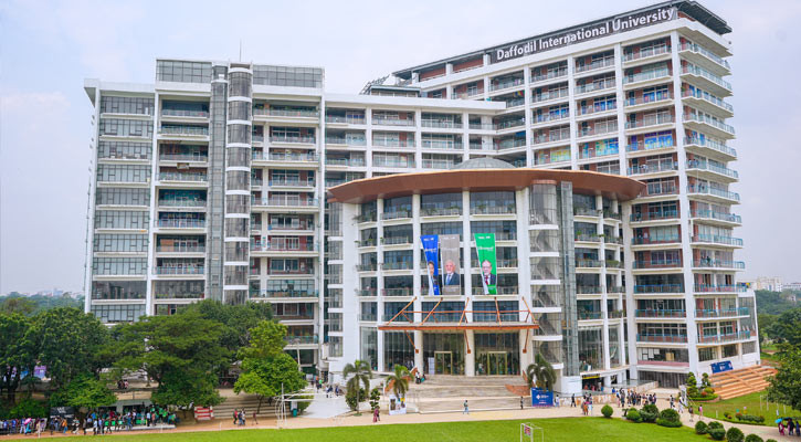 ডিআইউয়ের ছাত্র পরিবহনের বাসে দুষ্কৃতিকারীদের অগ্নিসংযোগ: সুষ্ঠু তদন্তের দাবি