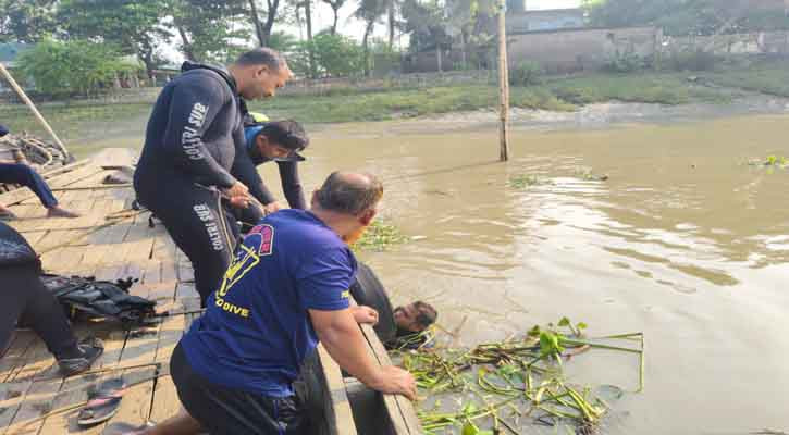 খুলনায় ট্রলার পন্টুনে ধাক্কা লেগে ২ যাত্রী নিখোঁজ