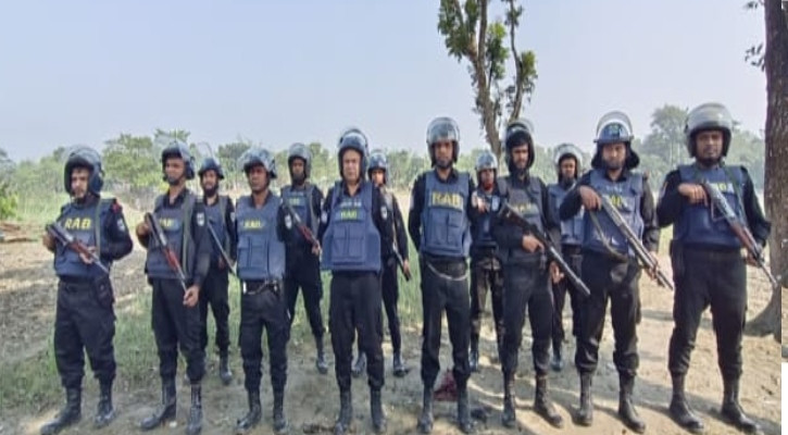 সন্ত্রাসীদের ধরতে রাজশাহী অঞ্চলে পদ্মার চরে সাঁড়াশি অভিযান,  গ্রেপ্তার ৬৭