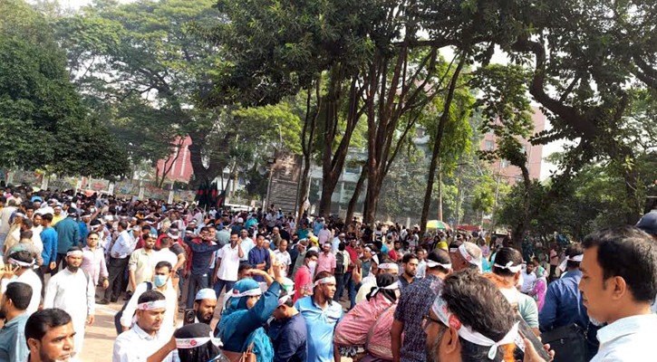 শহীদ মিনারে প্রাথমিক শিক্ষকদের তৃতীয় দিনের অবস্থান কর্মসূচি চলছে