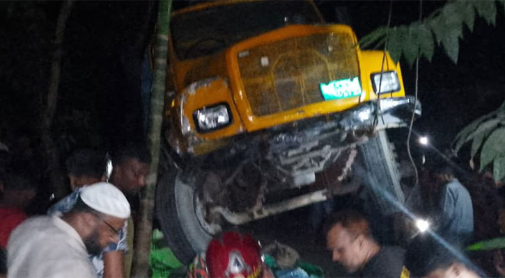 চৌদ্দগ্রামে ট্রাকচাপায় মিশুক অটোরিকশার ৩ জন নিহত