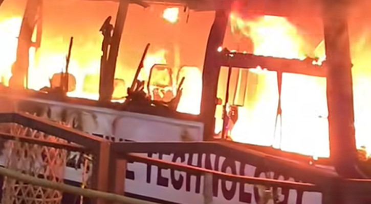 এবার ধানমন্ডিতে বিশ্ববিদ্যালয়ের বাসে আগুন