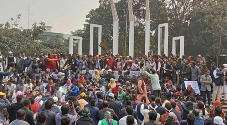 শহীদ মিনার ছেড়েছেন প্রাথমিকের শিক্ষকরা