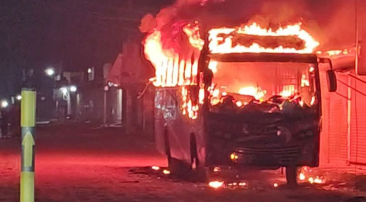 ফুলবাড়িয়ায় বাসে দুর্বৃত্তের আগুন, ভেতরেই পুড়ে মারা গেলেন চালক