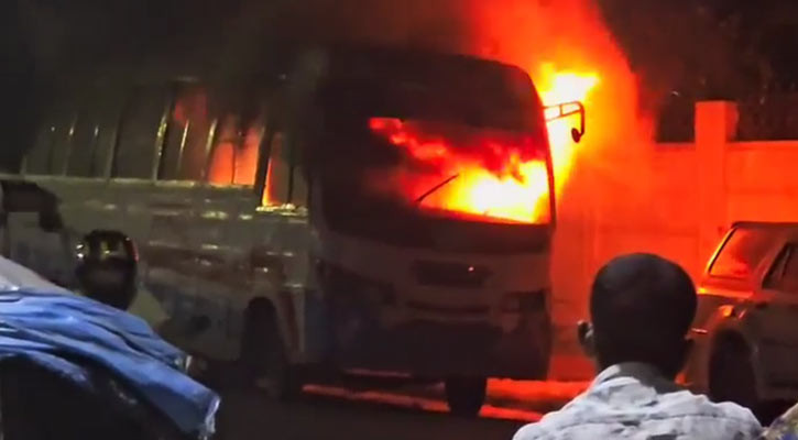 রাজধানীর সূত্রাপুরে যাত্রীবাহী বাসে আগুন