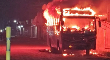 ফুলবাড়িয়ায় বাসে দুর্বৃত্তের আগুন, ভেতরেই পুড়ে মারা গেলেন চালক