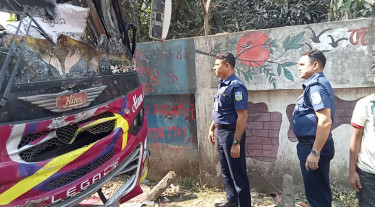 মাস্ক পরা ৩ যুবক পেট্রল ঢেলে বাসে আগুন দিয়ে পালিয়ে যায়