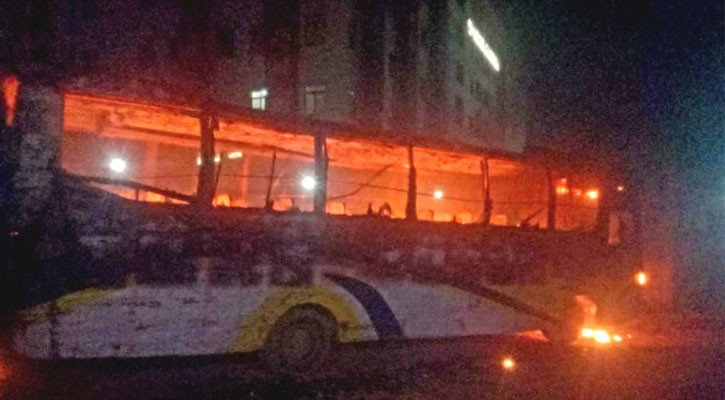 আশুলিয়ার সড়কে থেমে থাকা বাসে আগুন