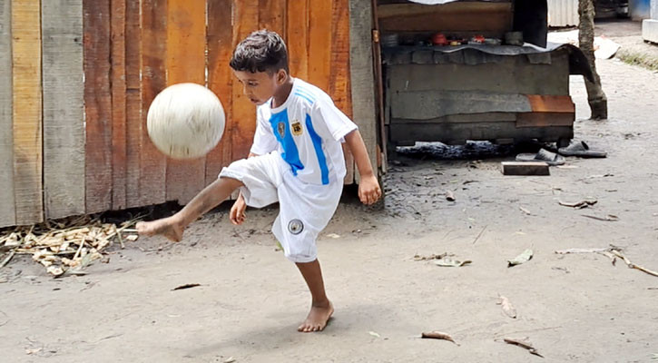 খুদে ফুটবলার সোহান পাচ্ছে ‘বিকেএসপির স্কলারশিপ’
