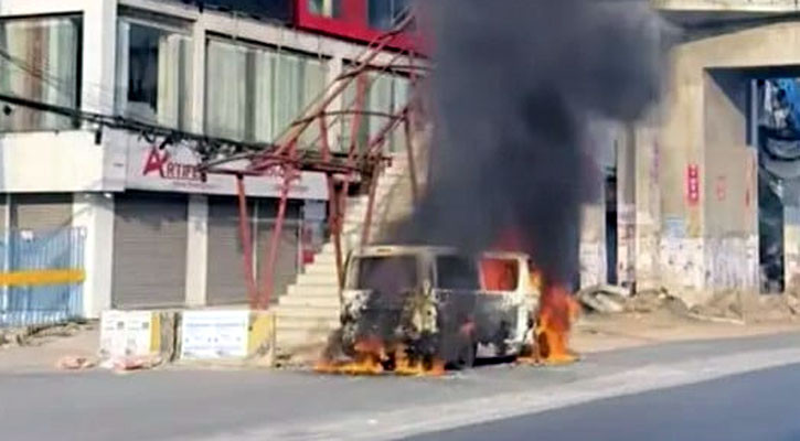 উত্তরায় অতিরিক্ত ইঞ্জিন গরম হয়ে মাইক্রোবাসে আগুন: ফায়ার সার্ভিস