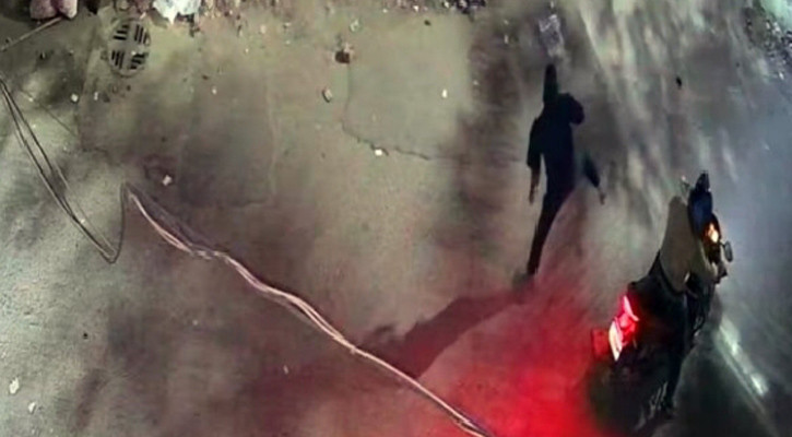 হেলমেট-মাস্ক পরে মোটরসাইকেলে এসে স্কুলে পেট্রোল বোমা নিক্ষেপ