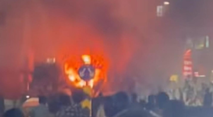 এবার ধোলাইপাড়ে বাসে আগুন