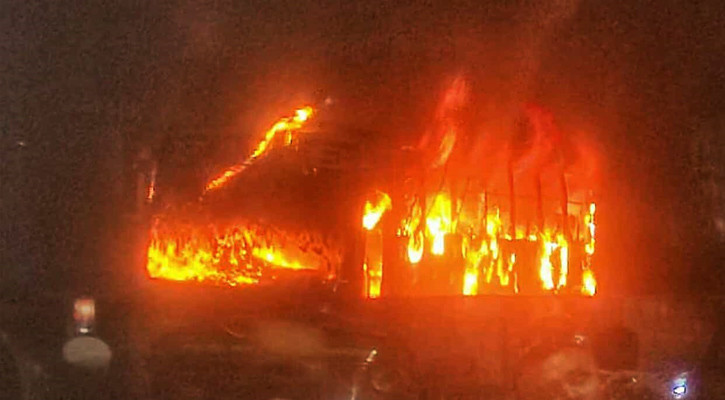 এবার ধোলাইপাড়ে বাসে আগুন