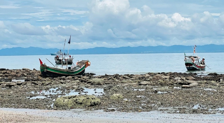 সেন্টমার্টিনে দুই ট্রলারসহ ১৩ জেলেকে ধরে নিয়ে গেল আরাকান আর্মি