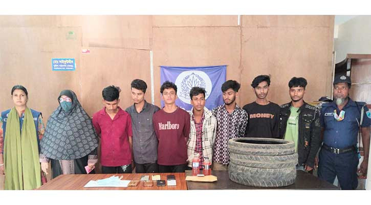 আড়াইহাজারে ককটেল, পেট্রোল বোমাসহ গ্রেপ্তার ৮