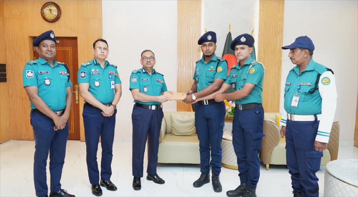 বাসে আগুন দেওয়ার সময় দুষ্কৃতকারীকে হাতেনাতে ধরে পুরস্কৃত তিন পুলিশ সদস্য