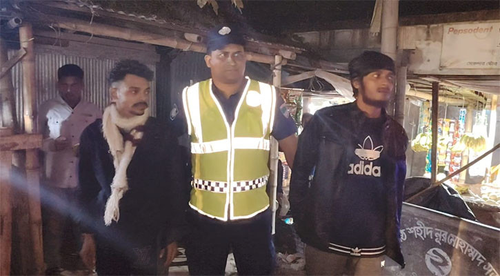 পুলিশি তল্লাশি চৌকি থেকে চাকুসহ দুজন গ্রেপ্তার