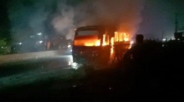 নবীনগর-চন্দ্রা মহাসড়কে দাঁড়িয়ে থাকা বাসে আগুন
