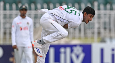 অযথা বল নিক্ষেপে জরিমানার মুখে নাহিদ রানা