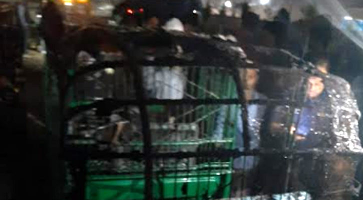 সিদ্ধিরগঞ্জে অটোরিকশায় দুর্বৃত্তদের আগুন