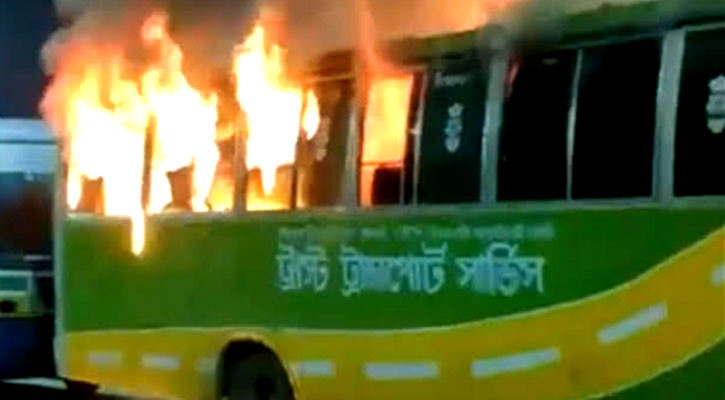 পল্লবীতে বাসে দুর্বৃত্তদের আগুন