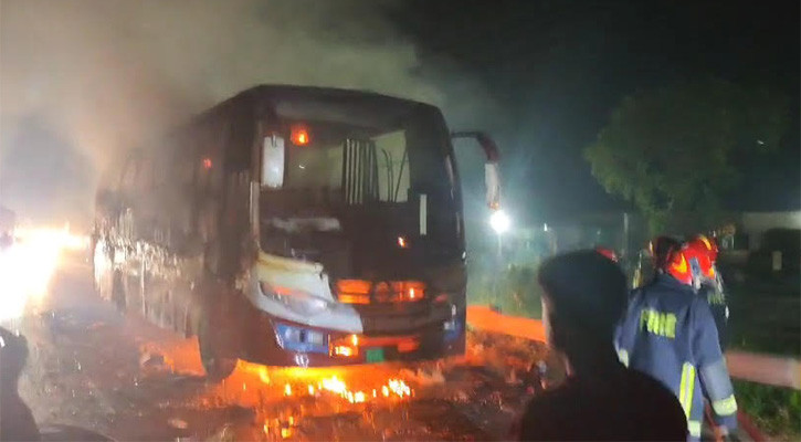 ঢাকা-টাঙ্গাইল মহাসড়কে চলন্ত বাসে আগুন