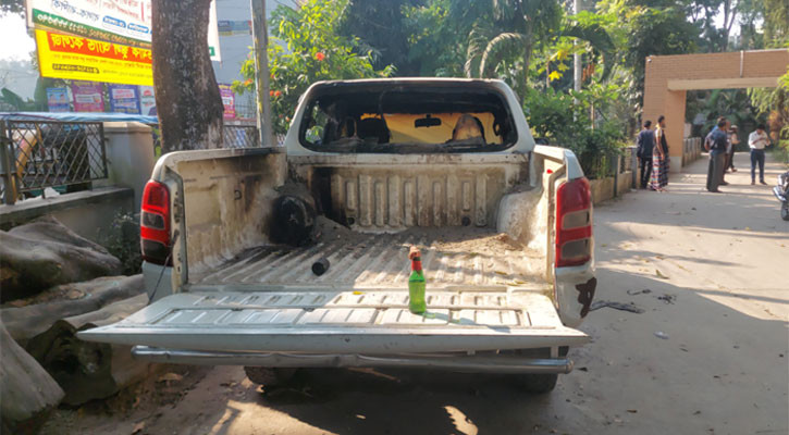 গোপালগঞ্জে গণপূর্ত অফিসে পেট্রল বোমা নিক্ষেপ, গাড়িতে আগুন