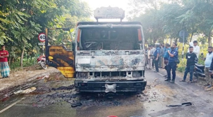 জাজিরায় পদ্মা সেতুর এক্সপ্রেসওয়েতে চিনির ট্রাকে আগুন