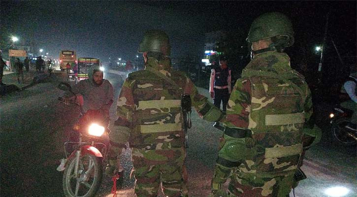 নড়াইলে আগুন জ্বালিয়ে সড়ক অবরোধ, ককটেল বিস্ফোরণের চেষ্টা